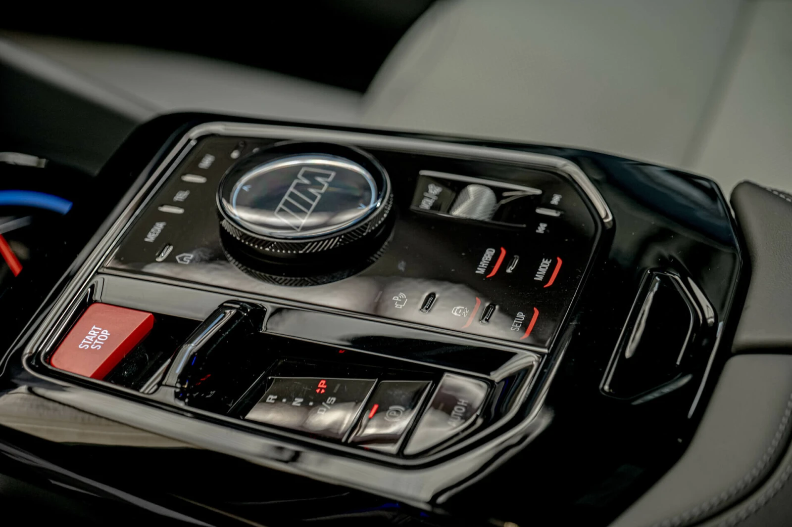 BMW M5 4.4 V8 Hybrid/Керамика/Bower&Wilkins/HuD/Обдухване - изображение 10