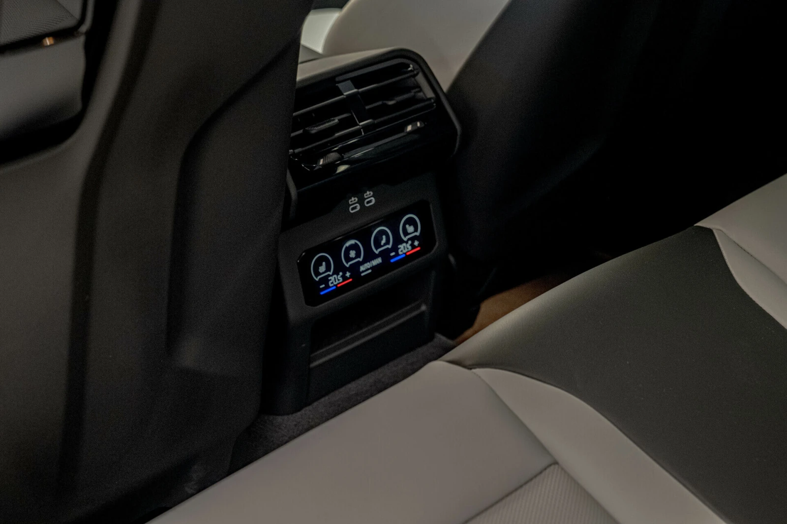 BMW M5 4.4 V8 Hybrid/Керамика/Bower&Wilkins/HuD/Обдухване - изображение 9