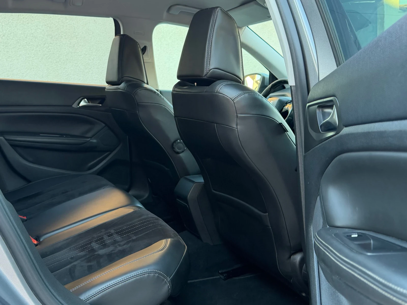 Peugeot 308 1.6 BLUE HDI, снимка 14 - Автомобили и джипове - 54857411