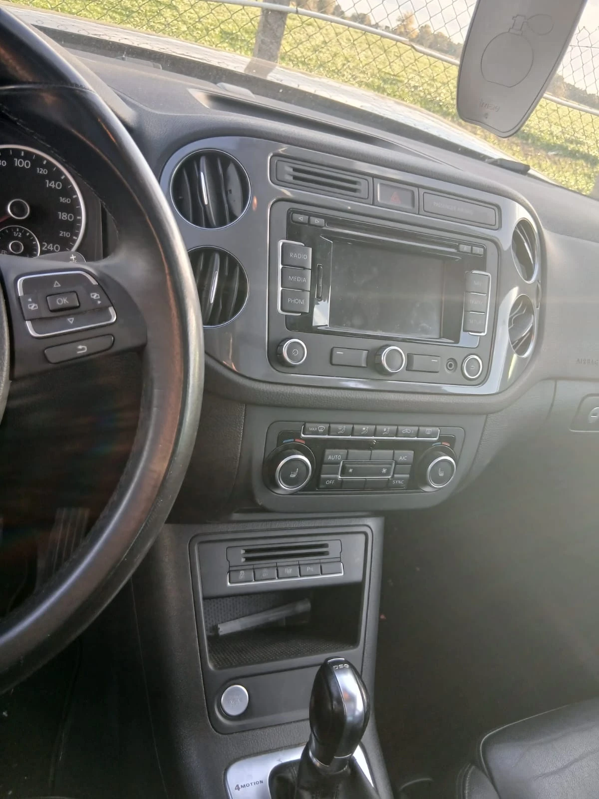 VW Tiguan 2.0 TDI/ PANO/ AUTOMAT, снимка 12 - Автомобили и джипове - 56633534
