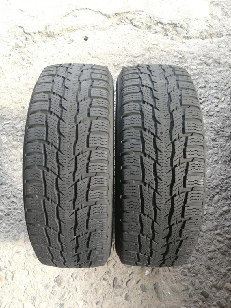 Гуми Зимни 215/60R17, снимка 1 - Гуми и джанти - 45864132