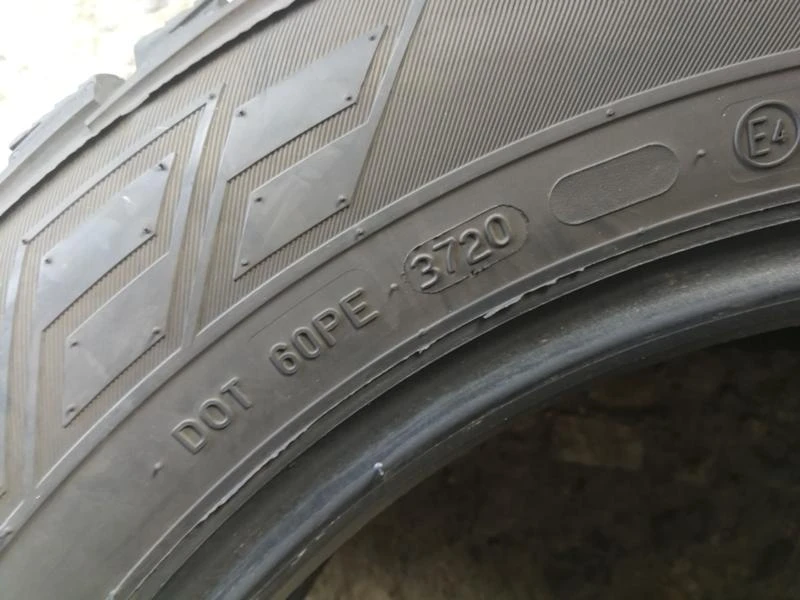 Гуми Зимни 215/60R17, снимка 12 - Гуми и джанти - 45864132