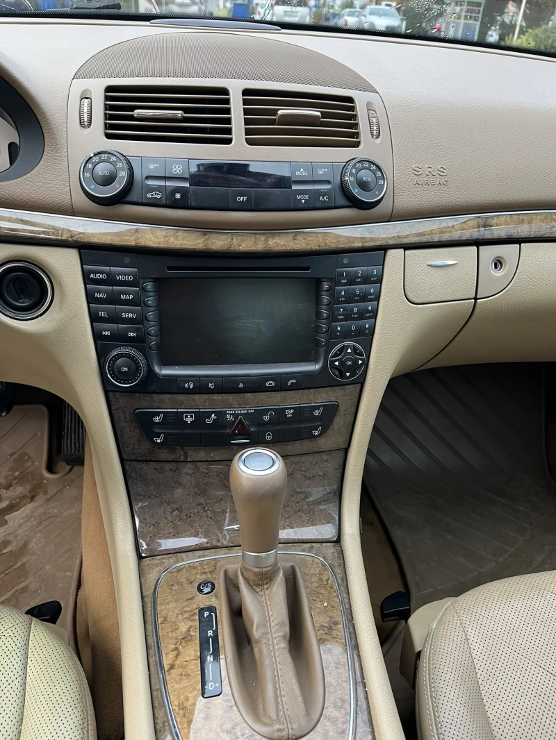 Mercedes-Benz E 280 facelift, 3ти собственик, снимка 11 - Автомобили и джипове - 52352865