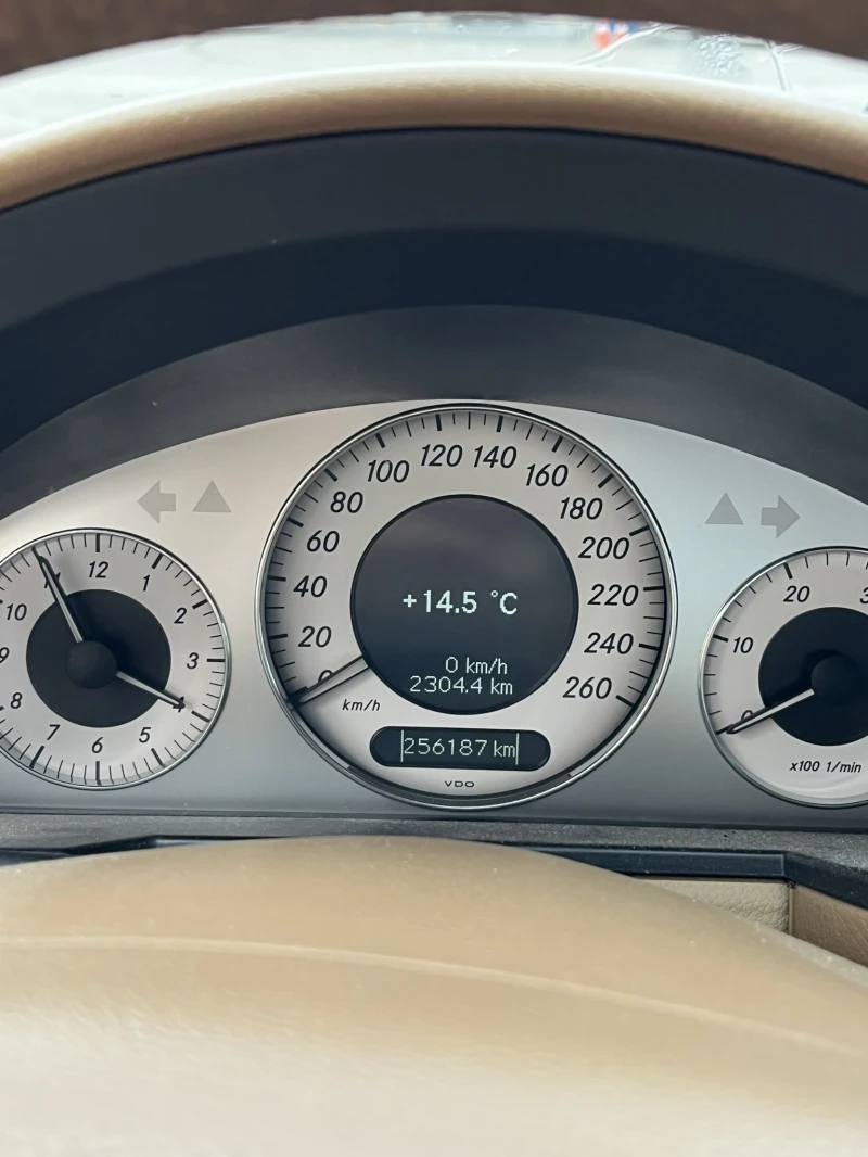 Mercedes-Benz E 280 facelift, 3ти собственик, снимка 15 - Автомобили и джипове - 52352865