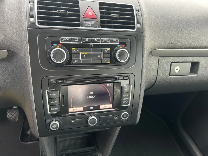 VW Touran 1.6 TDI NAVI, снимка 13 - Автомобили и джипове - 52412118