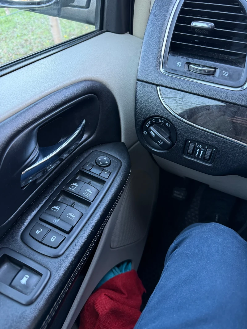 Chrysler Town and Country, снимка 16 - Автомобили и джипове - 53156751