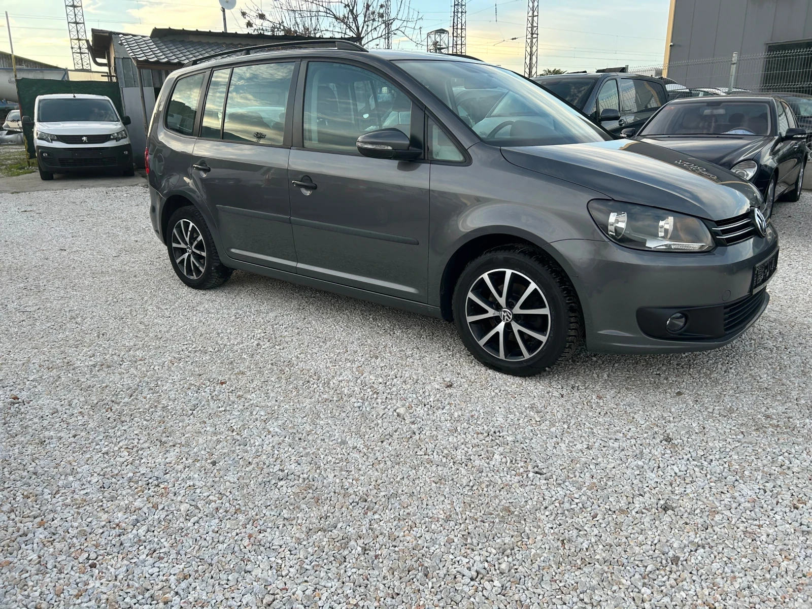 VW Touran 1.6 TDI NAVI, снимка 1