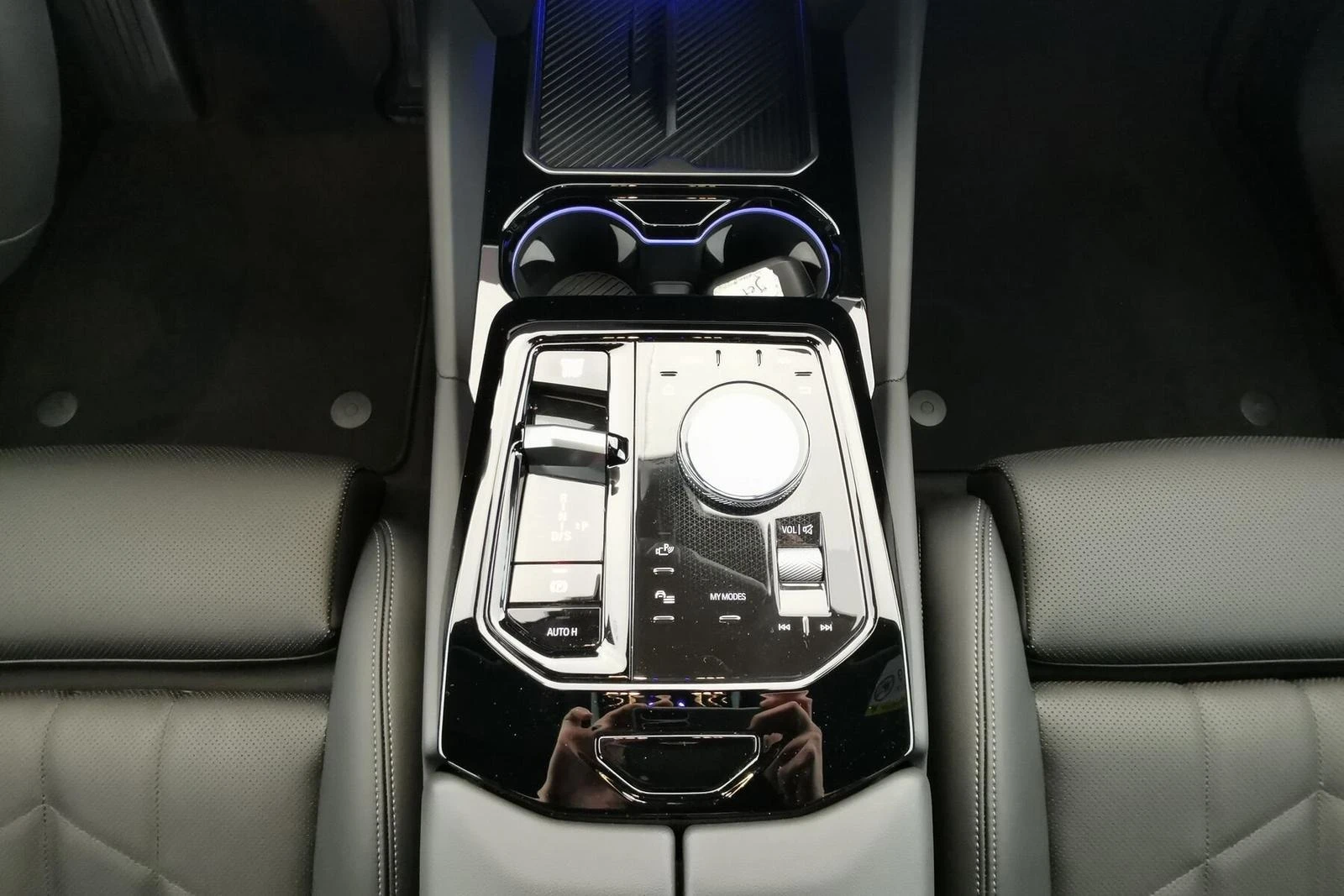 BMW 520 d/xDrive/M-SPORT/H&K/360/ICONIC GLOW/ - изображение 8