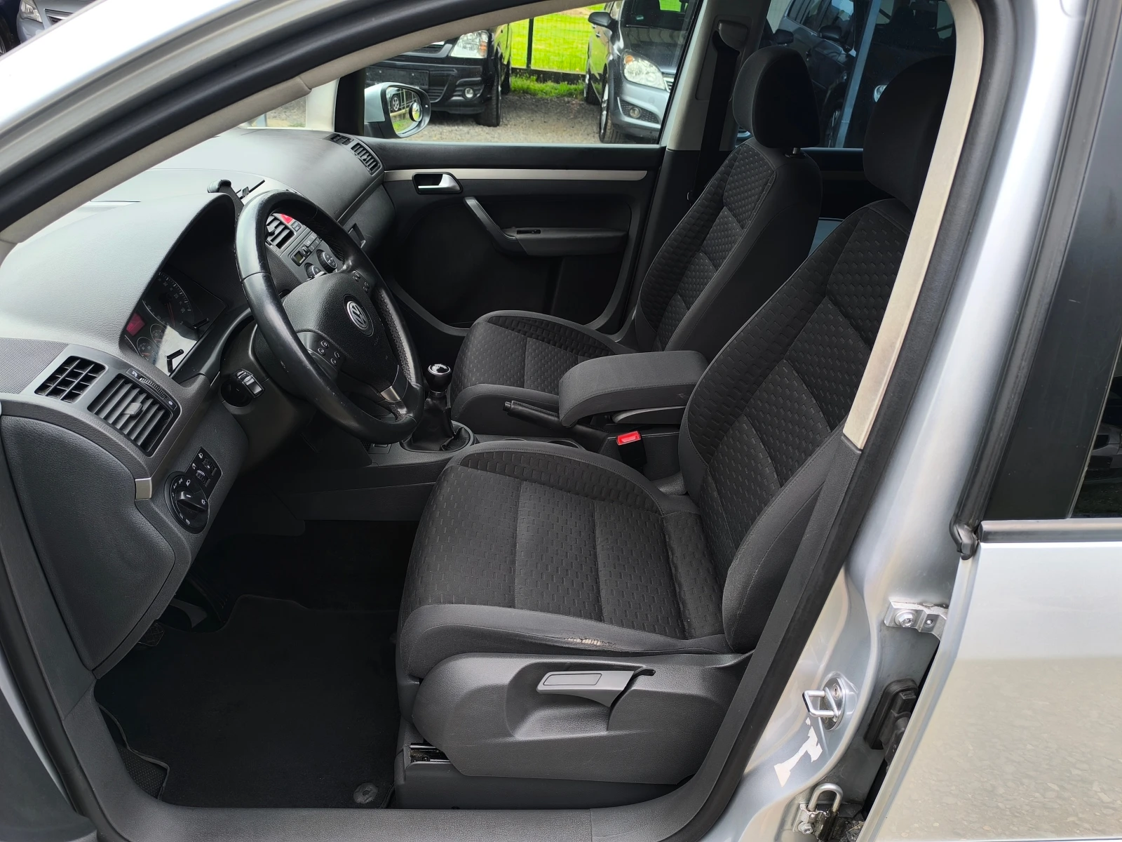 VW Touran FACE LIFT-1.9TDI-105кс-6 скорости-КЛИМАТРОНИК-, снимка 9 - Автомобили и джипове - 54171462