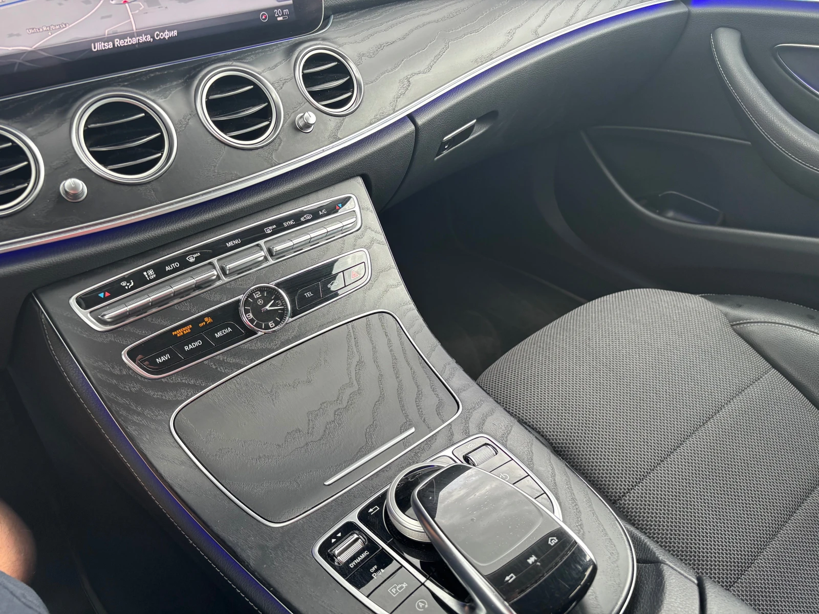 Mercedes-Benz E 220 AVANTGARDE 4-MATIC MULTIBEAM LED, снимка 11 - Автомобили и джипове - 54512690