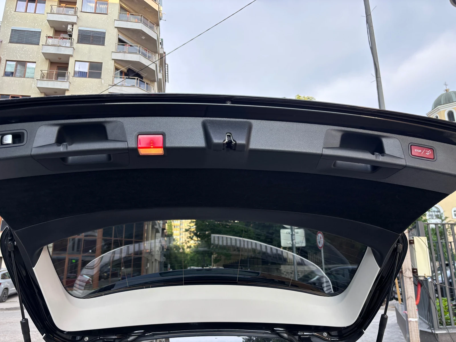 Mercedes-Benz E 220 AVANTGARDE 4-MATIC MULTIBEAM LED, снимка 7 - Автомобили и джипове - 54512690