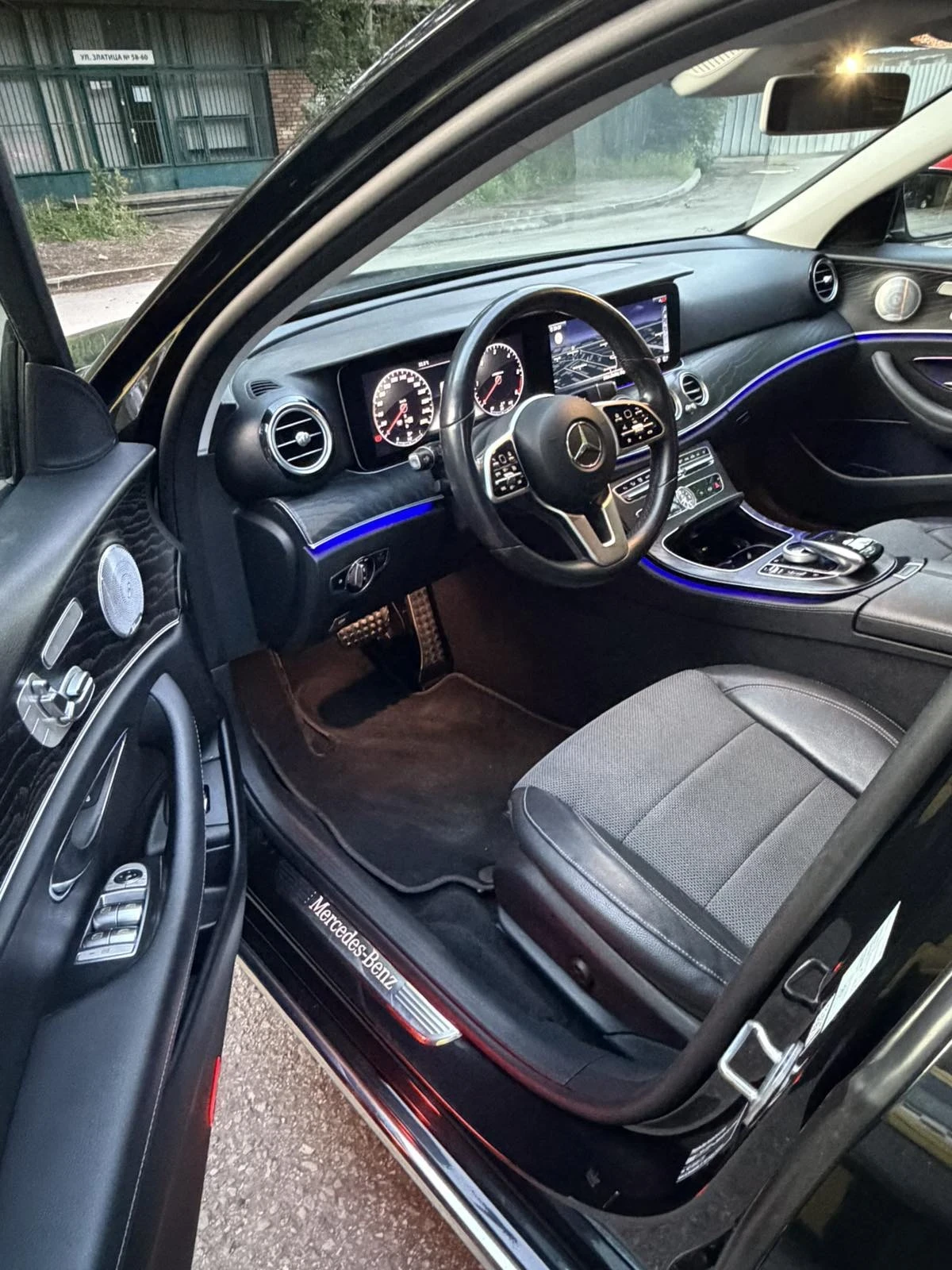 Mercedes-Benz E 220 AVANTGARDE 4-MATIC MULTIBEAM LED, снимка 15 - Автомобили и джипове - 54512690