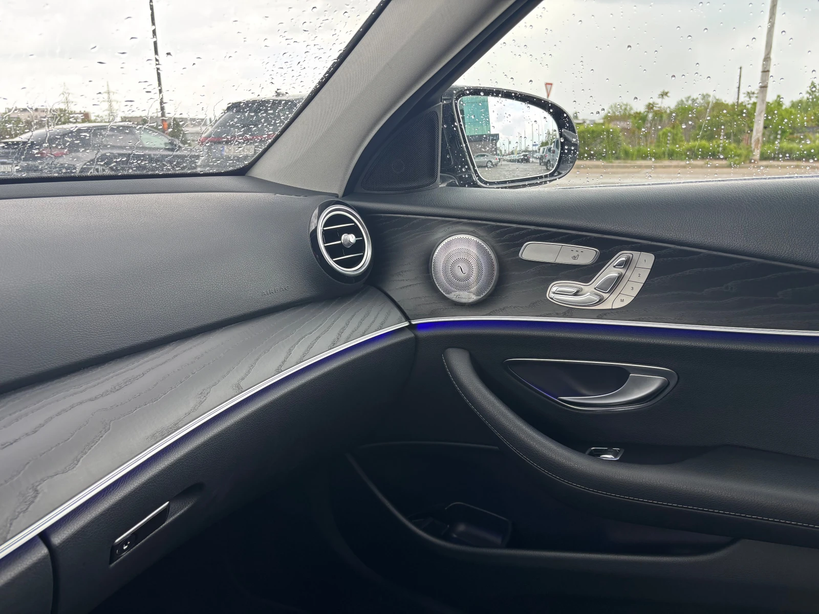 Mercedes-Benz E 220 AVANTGARDE 4-MATIC MULTIBEAM LED, снимка 15 - Автомобили и джипове - 54512690