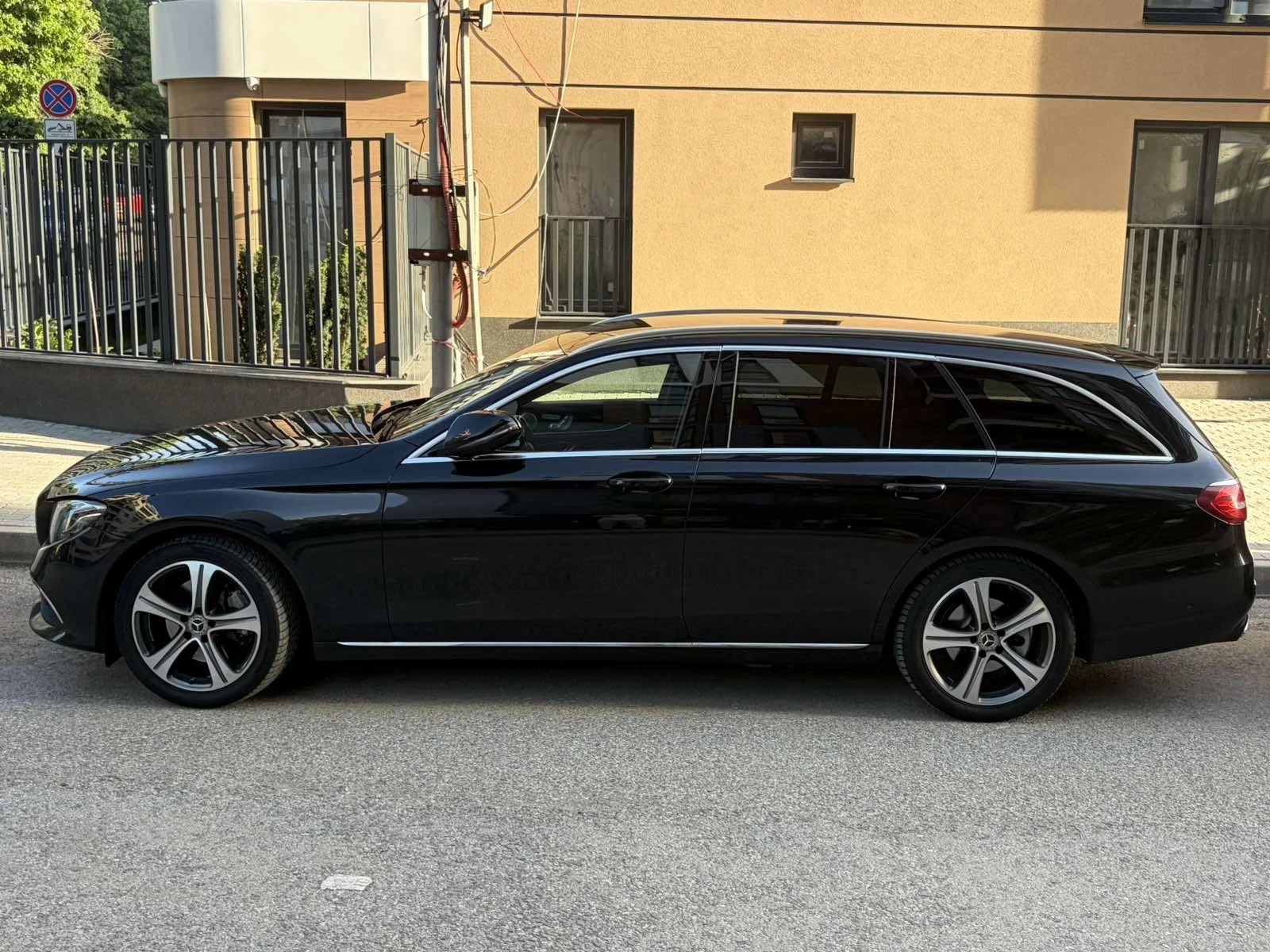 Mercedes-Benz E 220 AVANTGARDE 4-MATIC MULTIBEAM LED, снимка 5 - Автомобили и джипове - 54512690