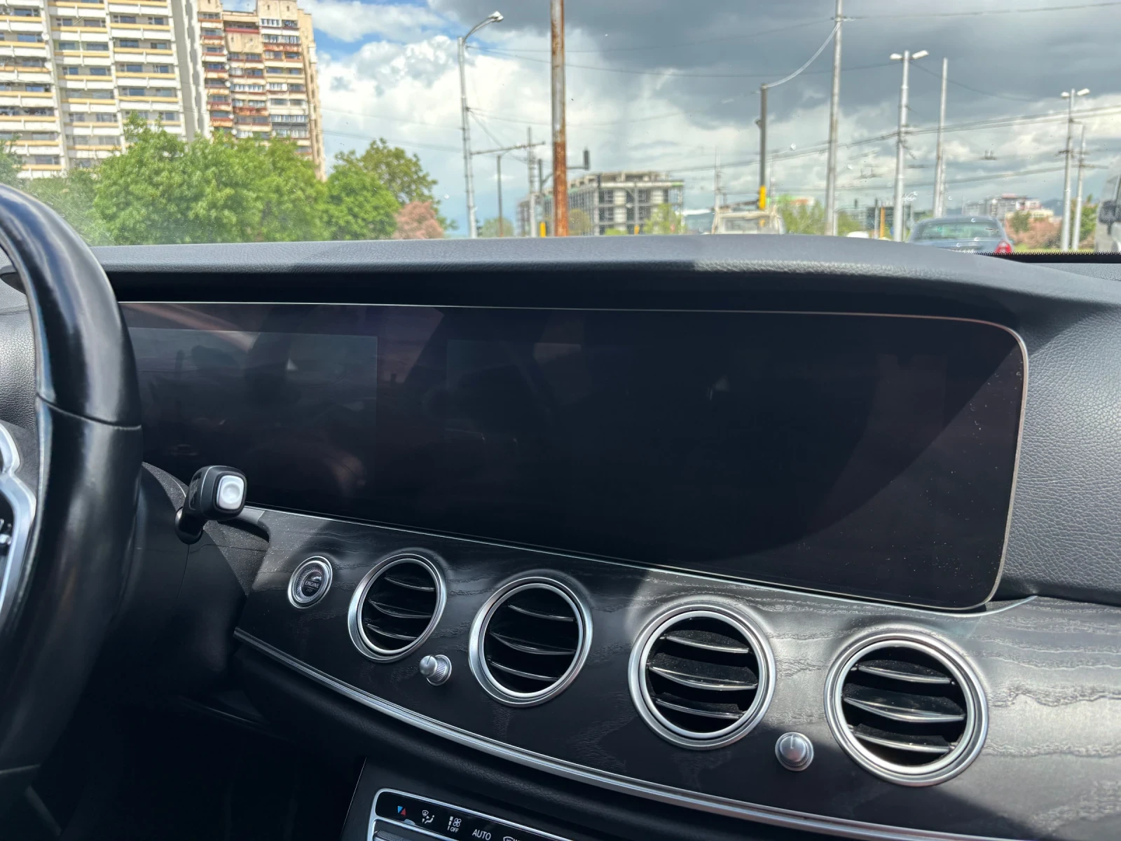 Mercedes-Benz E 220 AVANTGARDE 4-MATIC MULTIBEAM LED, снимка 16 - Автомобили и джипове - 54512690