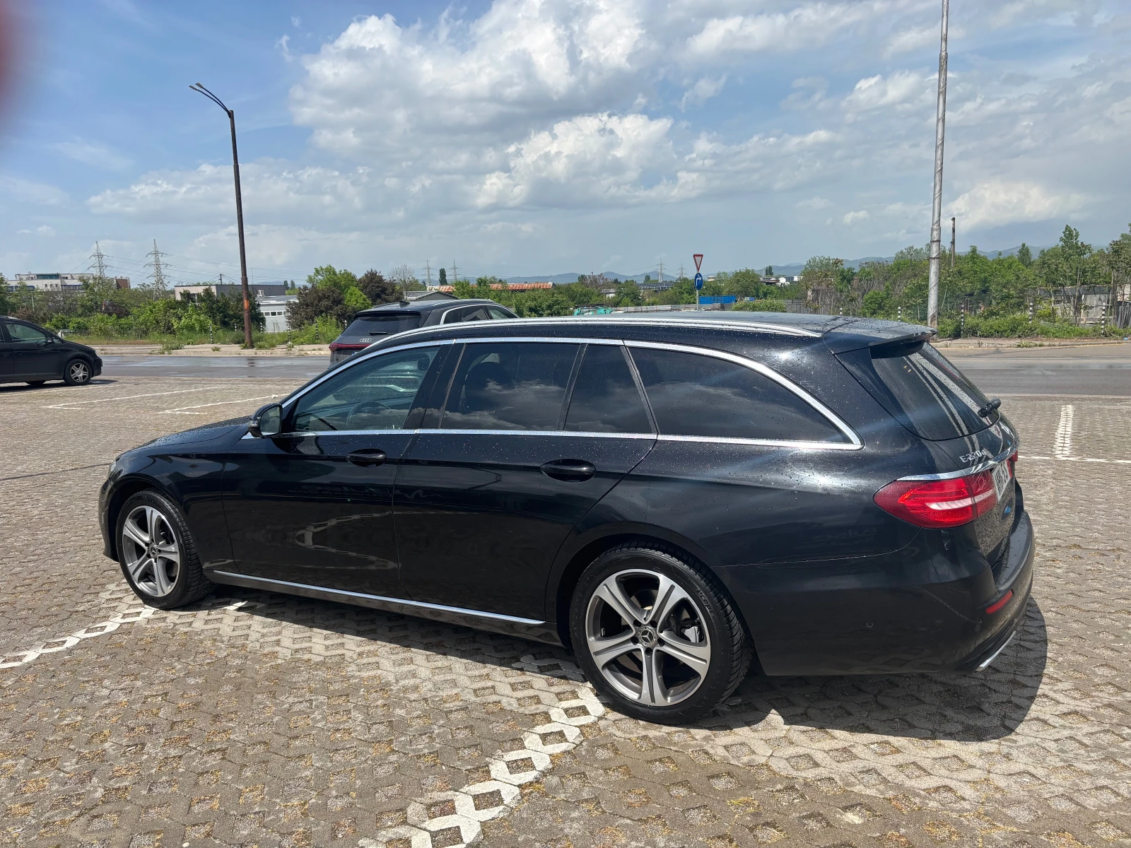 Mercedes-Benz E 220 AVANTGARDE 4-MATIC MULTIBEAM LED, снимка 4 - Автомобили и джипове - 54512690