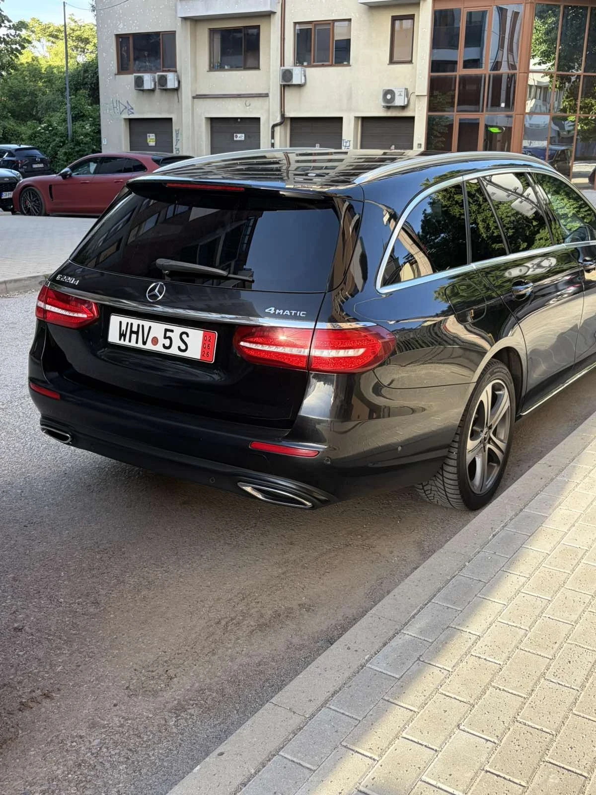 Mercedes-Benz E 220 AVANTGARDE 4-MATIC MULTIBEAM LED, снимка 3 - Автомобили и джипове - 54512690