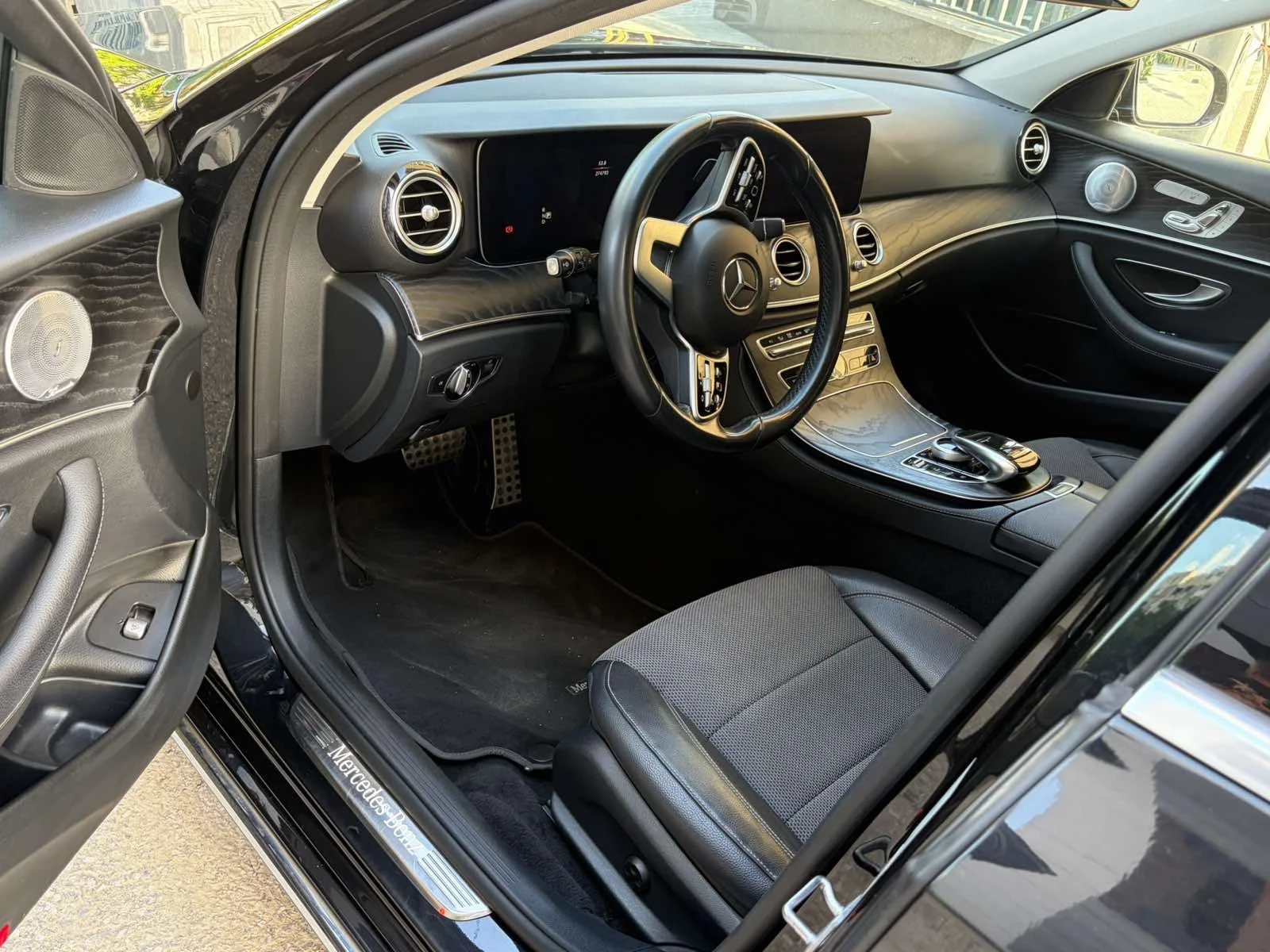 Mercedes-Benz E 220 AVANTGARDE 4-MATIC MULTIBEAM LED, снимка 8 - Автомобили и джипове - 54512690