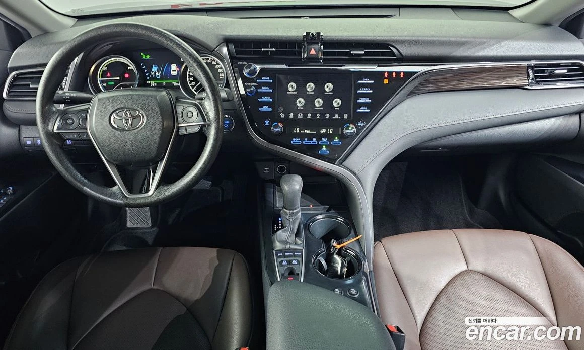 Toyota Camry 2.5 LE Hybrid, снимка 7 - Автомобили и джипове - 56123263
