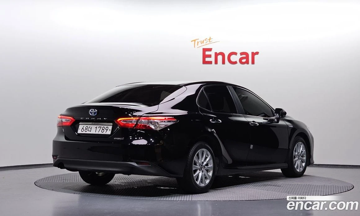 Toyota Camry 2.5 LE Hybrid, снимка 2 - Автомобили и джипове - 56123263