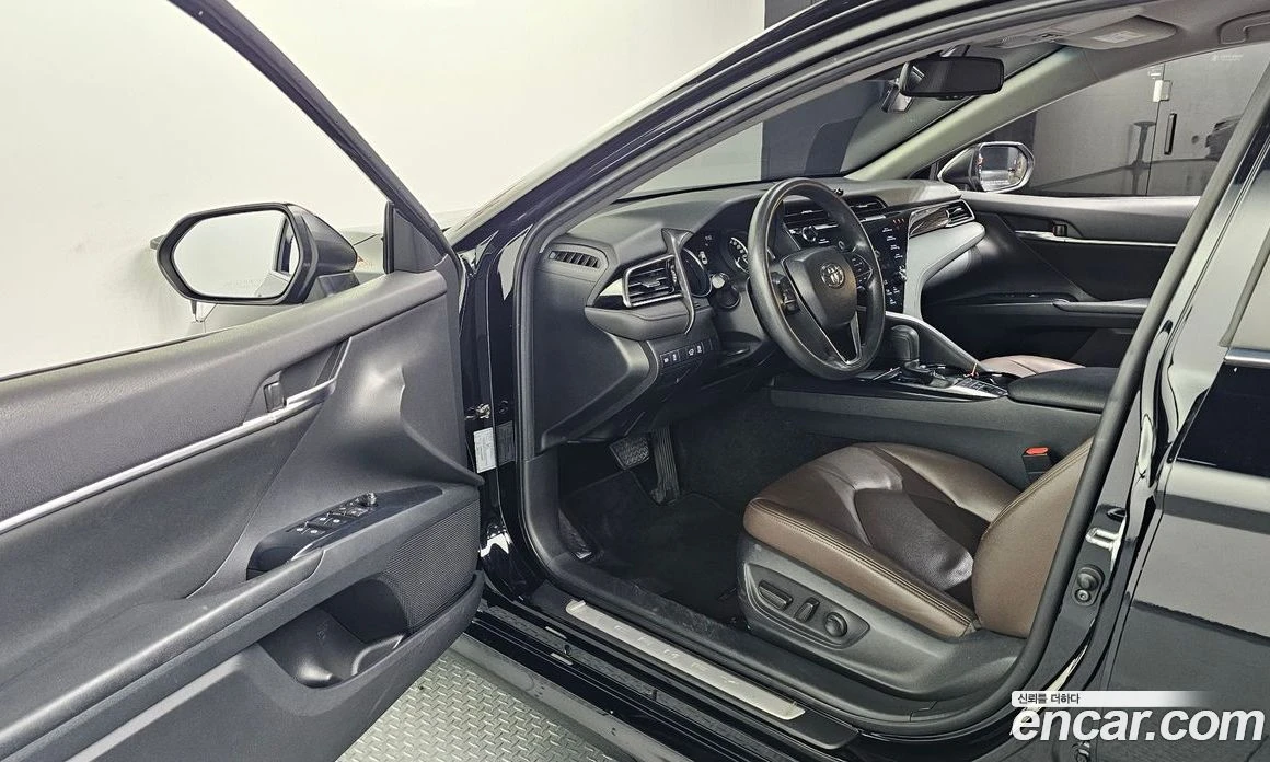 Toyota Camry 2.5 LE Hybrid, снимка 10 - Автомобили и джипове - 56123263