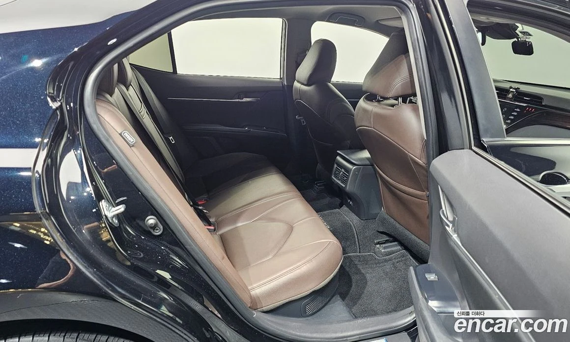 Toyota Camry 2.5 LE Hybrid, снимка 11 - Автомобили и джипове - 56123263