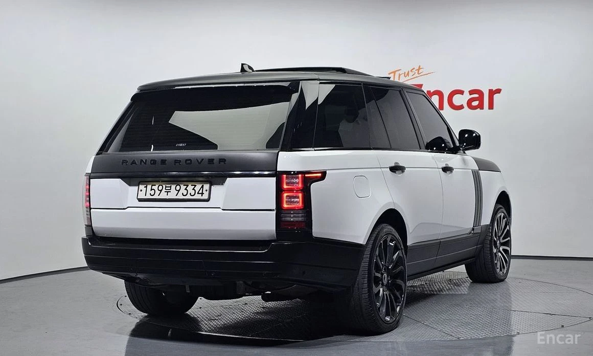 Land Rover Range rover * 4.4* D* VOGUE* МАСАЖ* ОБДУХВАНЕ* КАМЕРИ* 360* , снимка 3 - Автомобили и джипове - 54056365