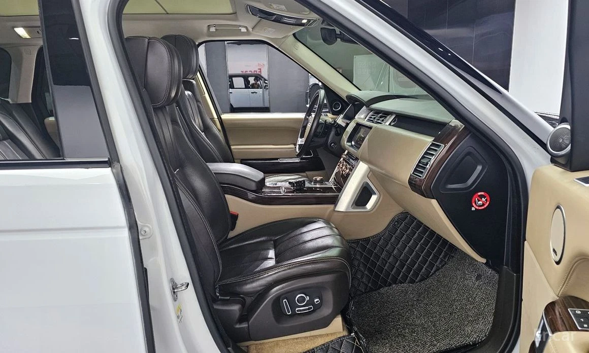 Land Rover Range rover * 4.4* D* VOGUE* МАСАЖ* ОБДУХВАНЕ* КАМЕРИ* 360* , снимка 10 - Автомобили и джипове - 54056365
