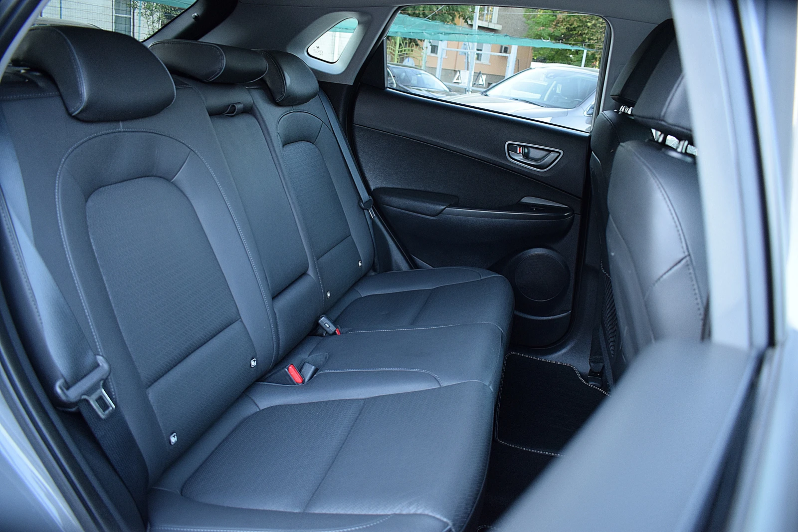 Hyundai Kona ШВЕЙЦАРИЯ/64KW/500км WLTP пробег/LUX, снимка 16 - Автомобили и джипове - 55974550