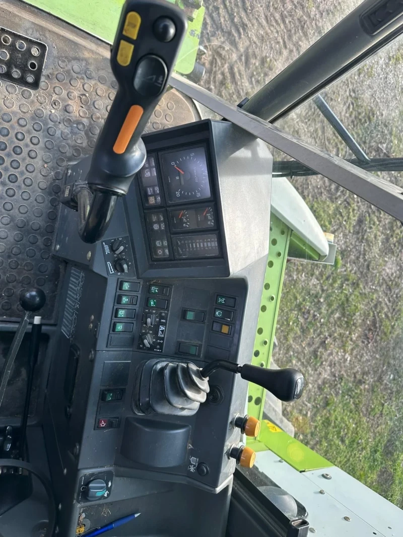 Комбайн Claas MEGA 370 4x4, снимка 11 - Селскостопанска техника - 49625431