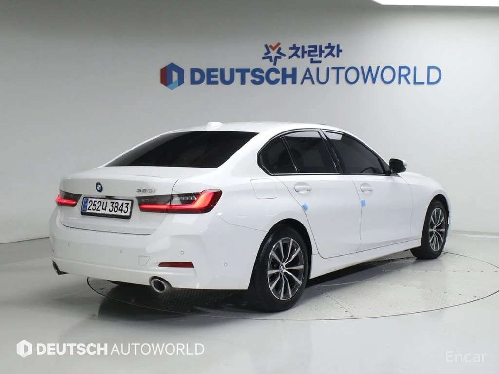 BMW 320 i* HEAD-UP* DISTRONIC* ПОДГРЕВ* КАМЕРА* ШИБИДАХ, снимка 4 - Автомобили и джипове - 54512718