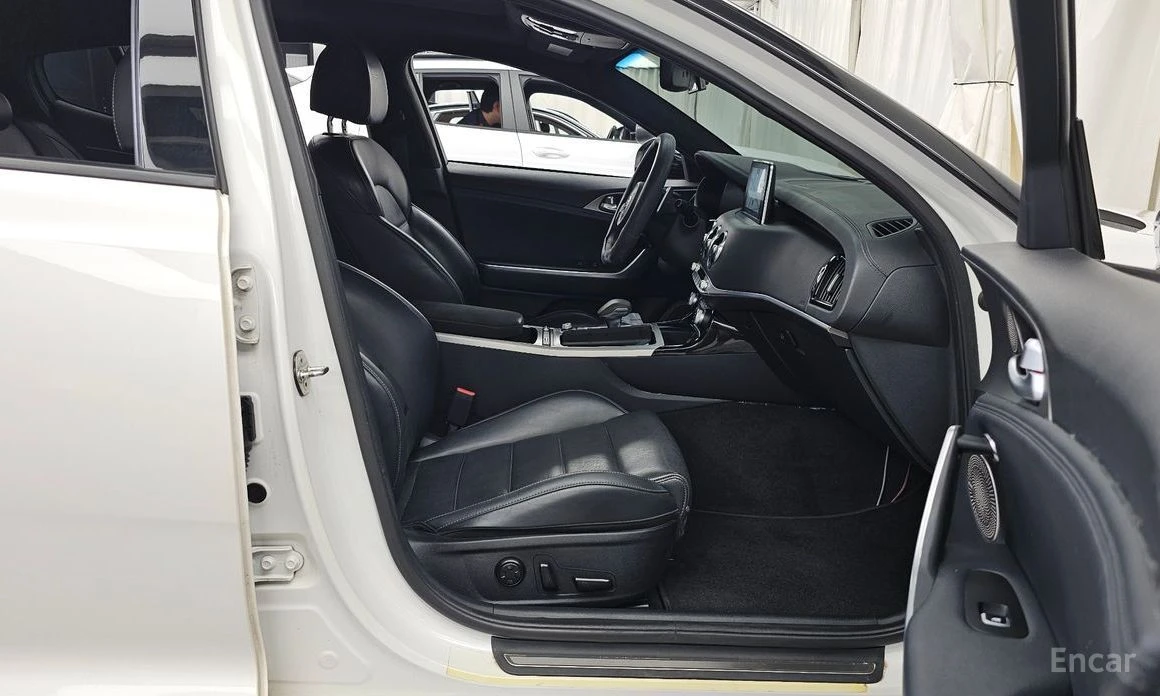 Kia Stinger, снимка 11 - Автомобили и джипове - 55608132