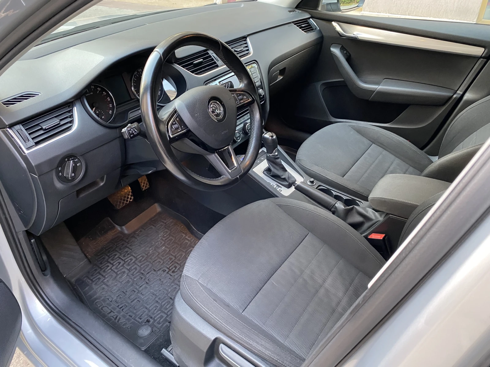 Skoda Octavia 1.6 TDI / DSG, снимка 10 - Автомобили и джипове - 56339649