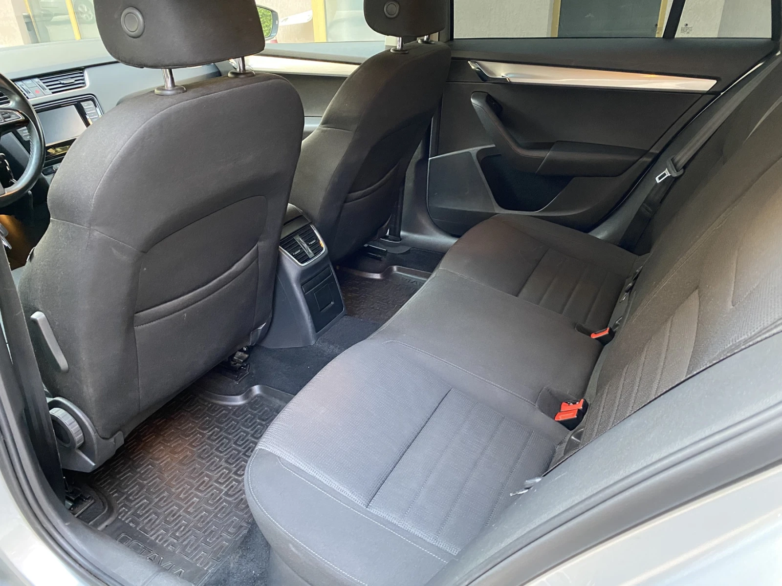 Skoda Octavia 1.6 TDI / DSG, снимка 12 - Автомобили и джипове - 56339649