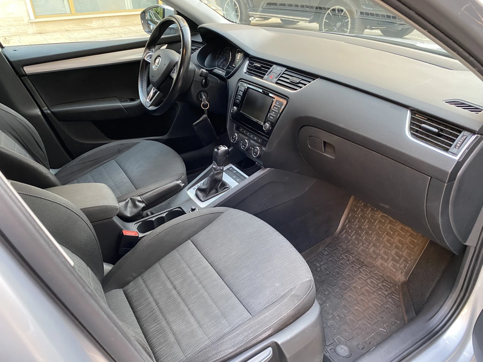 Skoda Octavia 1.6 TDI / DSG, снимка 11 - Автомобили и джипове - 56339649