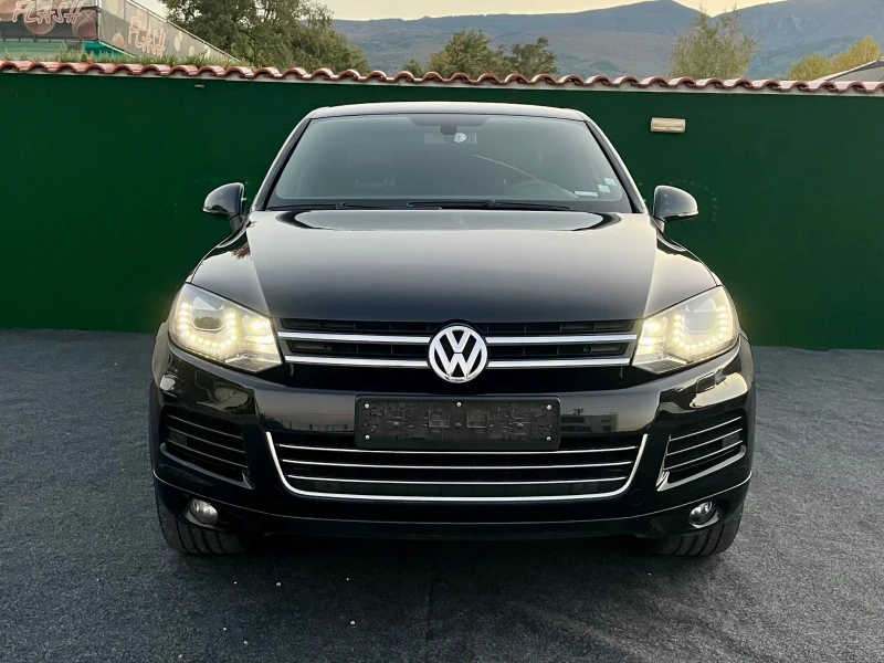 VW Touareg 3.0D 239кс* Offroad* bi-Xenon* Подгряване* ЛИЗИНГ, снимка 2 - Автомобили и джипове - 47610491