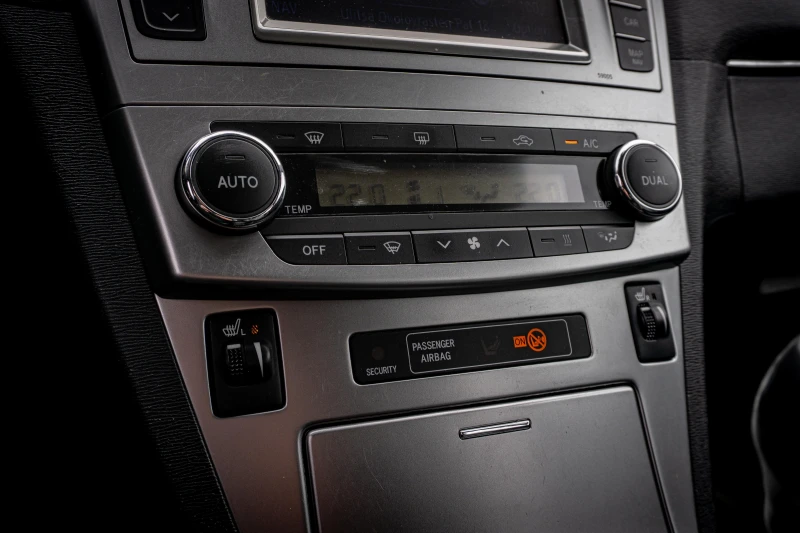 Toyota Avensis 2.0D-4D КОЖА | ПОДГРЕВ | КАТО НОВА | С ГАРАНЦИЯ!, снимка 13 - Автомобили и джипове - 53426817