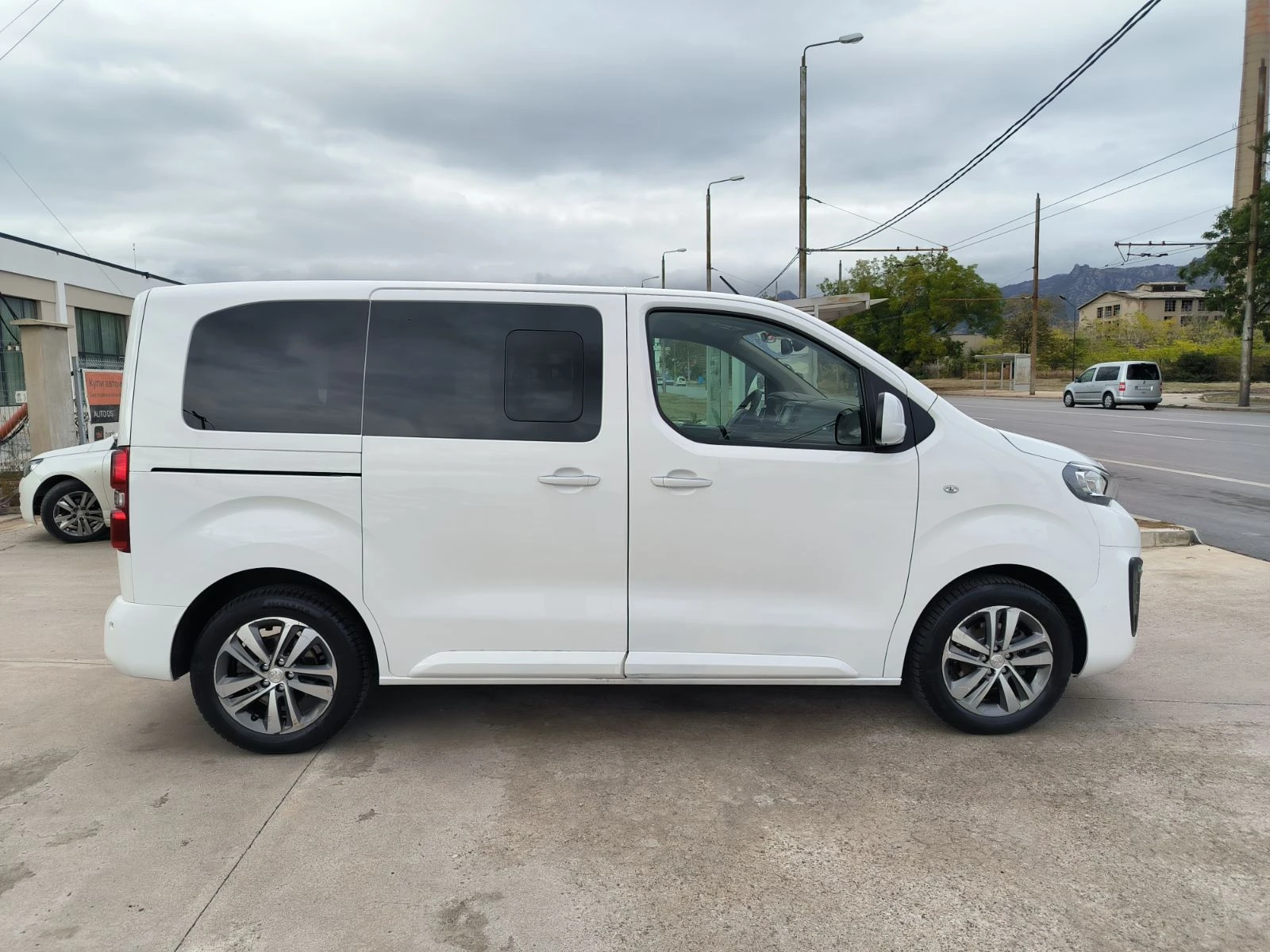 Peugeot Traveler 1.6d-Navi-Kamera-8m-6sk-Euro-6B - изображение 4