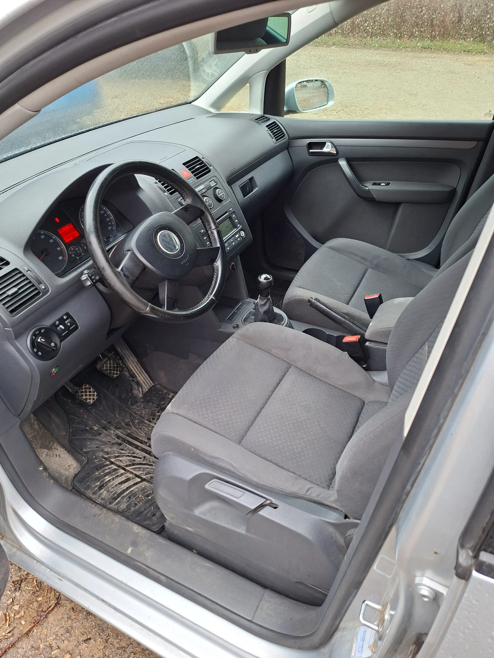VW Touran, снимка 6 - Автомобили и джипове - 53912115