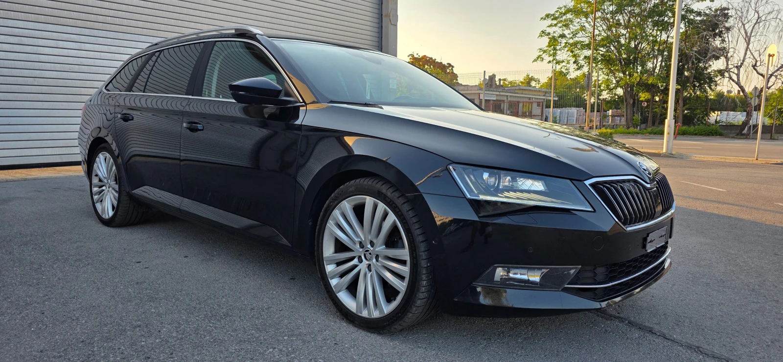 Skoda Superb 2.0 TDI * 4 х 4* DISTRONIC* KEYLESS* ШВЕЙЦАРИЯ* , снимка 3 - Автомобили и джипове - 55507382