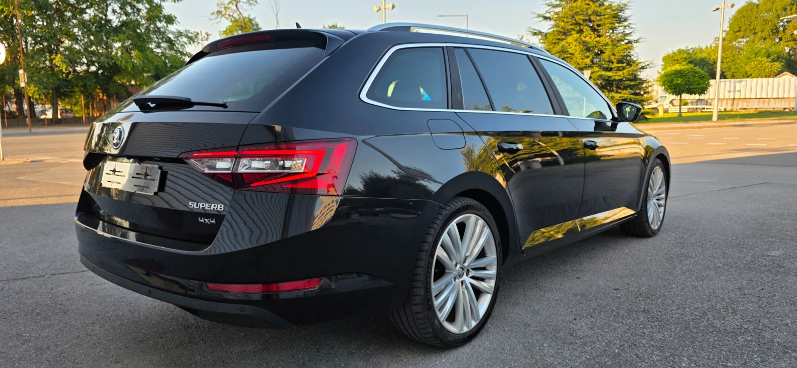 Skoda Superb 2.0 TDI * 4 х 4* DISTRONIC* KEYLESS* ШВЕЙЦАРИЯ* , снимка 5 - Автомобили и джипове - 55507382