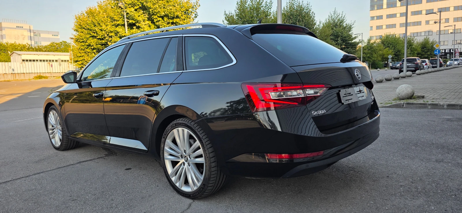 Skoda Superb 2.0 TDI * 4 х 4* DISTRONIC* KEYLESS* ШВЕЙЦАРИЯ* , снимка 7 - Автомобили и джипове - 55507382