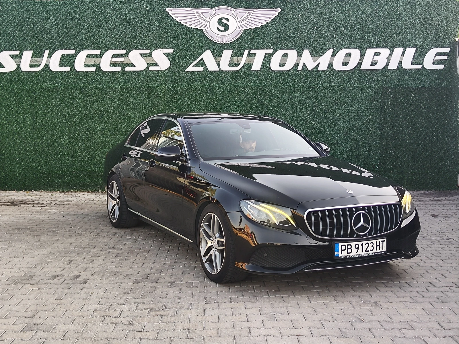 Mercedes-Benz E 220 AMG* BURMESTER* CAMERA* PODGREV* ALCANTAR* LIZING, снимка 2 - Автомобили и джипове - 55904969