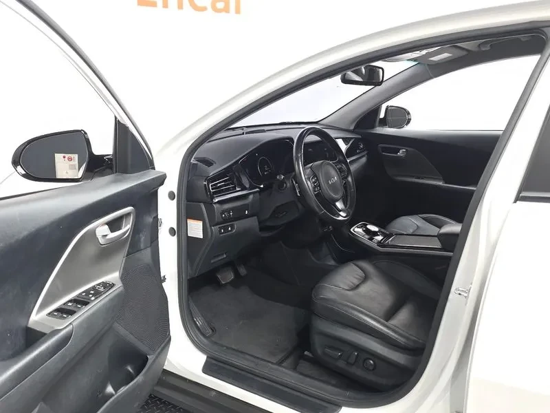 Kia Niro Plus Air, снимка 10 - Автомобили и джипове - 56286011