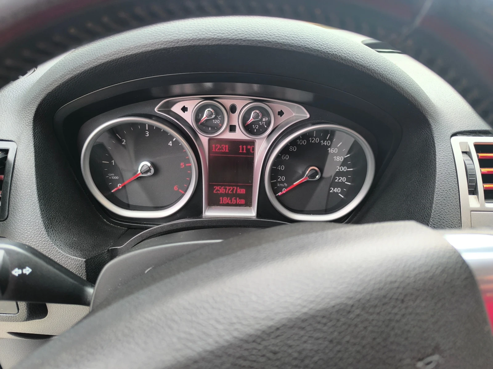 Ford Kuga 2.0 TDCI 4x4/TITANIUM/AVTOMAT/, снимка 13 - Автомобили и джипове - 53924351