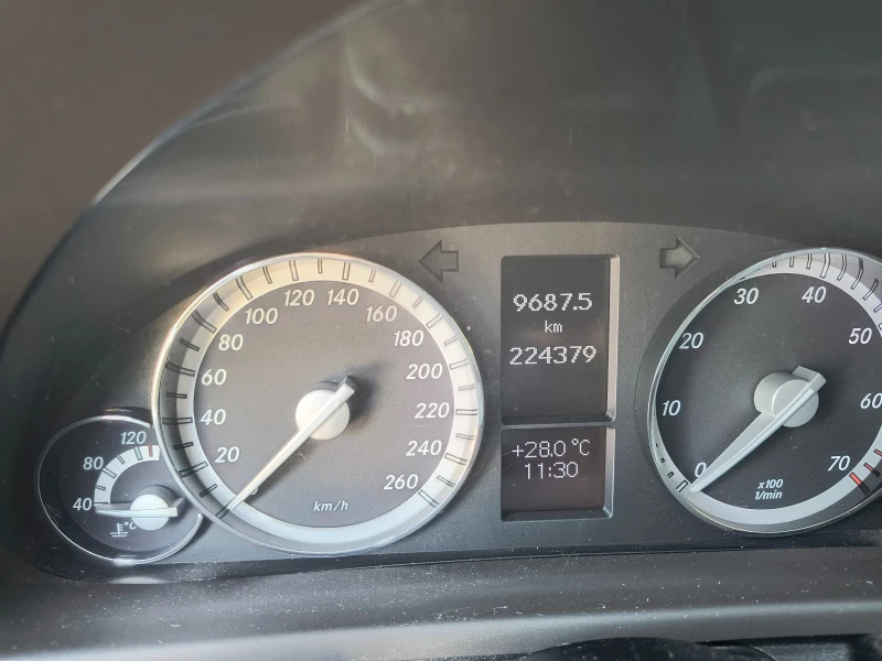 Mercedes-Benz C 180, снимка 7 - Автомобили и джипове - 51302156