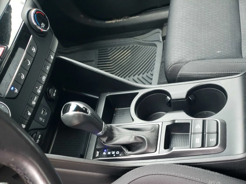 Hyundai Tucson 2.0L 4cyl AWD, снимка 9 - Автомобили и джипове - 53503447