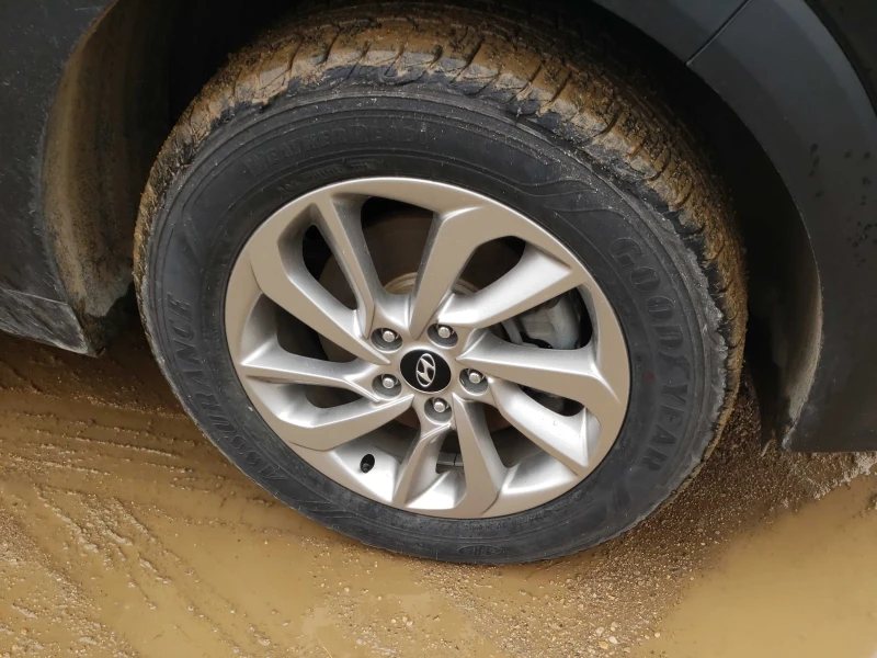 Hyundai Tucson 2.0L 4cyl AWD, снимка 7 - Автомобили и джипове - 53503447