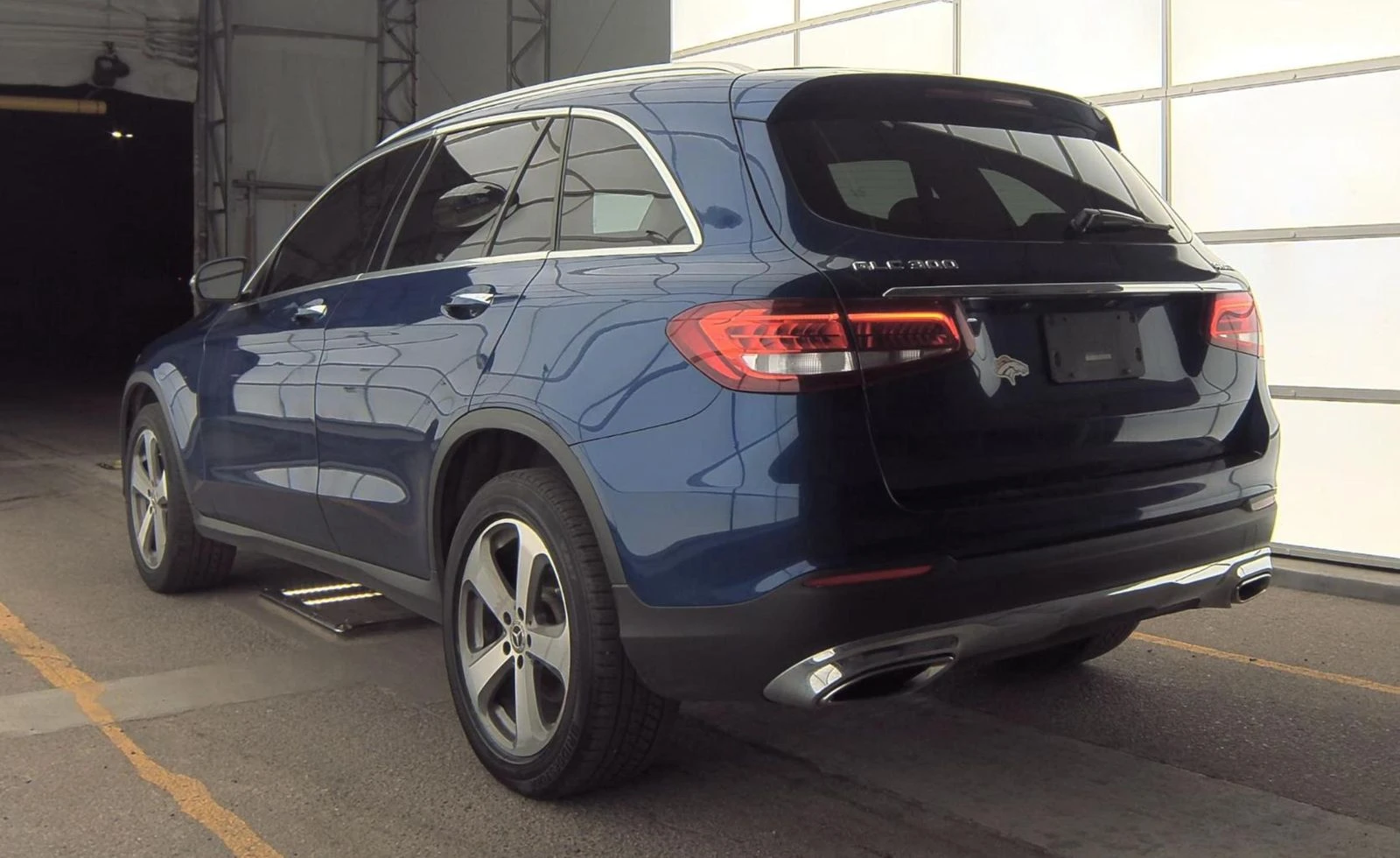 Mercedes-Benz GLC 300 4MATIC* ПОДГРЕВ* КАМЕРА* КЕЙЛЕС* LANE* ASSIST - изображение 4