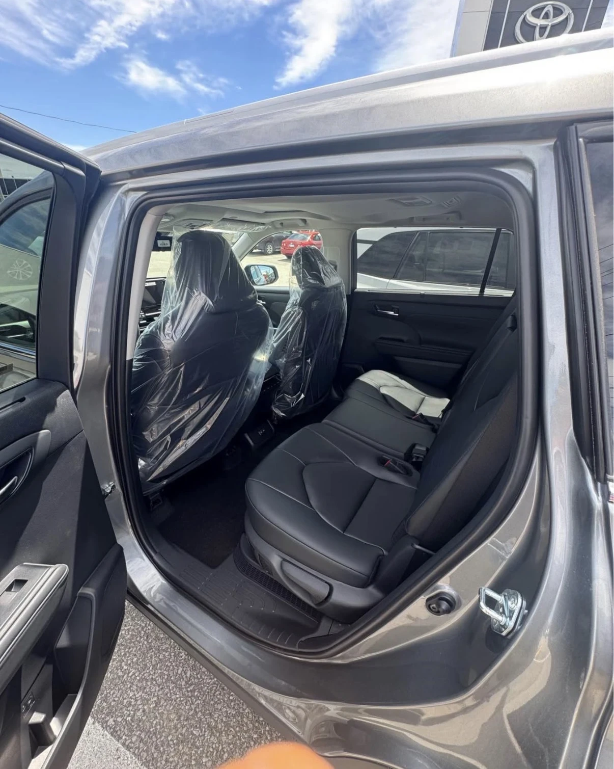 Toyota Highlander HYBRID * 8 MЕСТЕН * AWD * НОВ ОТ ПРЕДСТАВИТЕЛСТВО , снимка 9 - Автомобили и джипове - 54911896